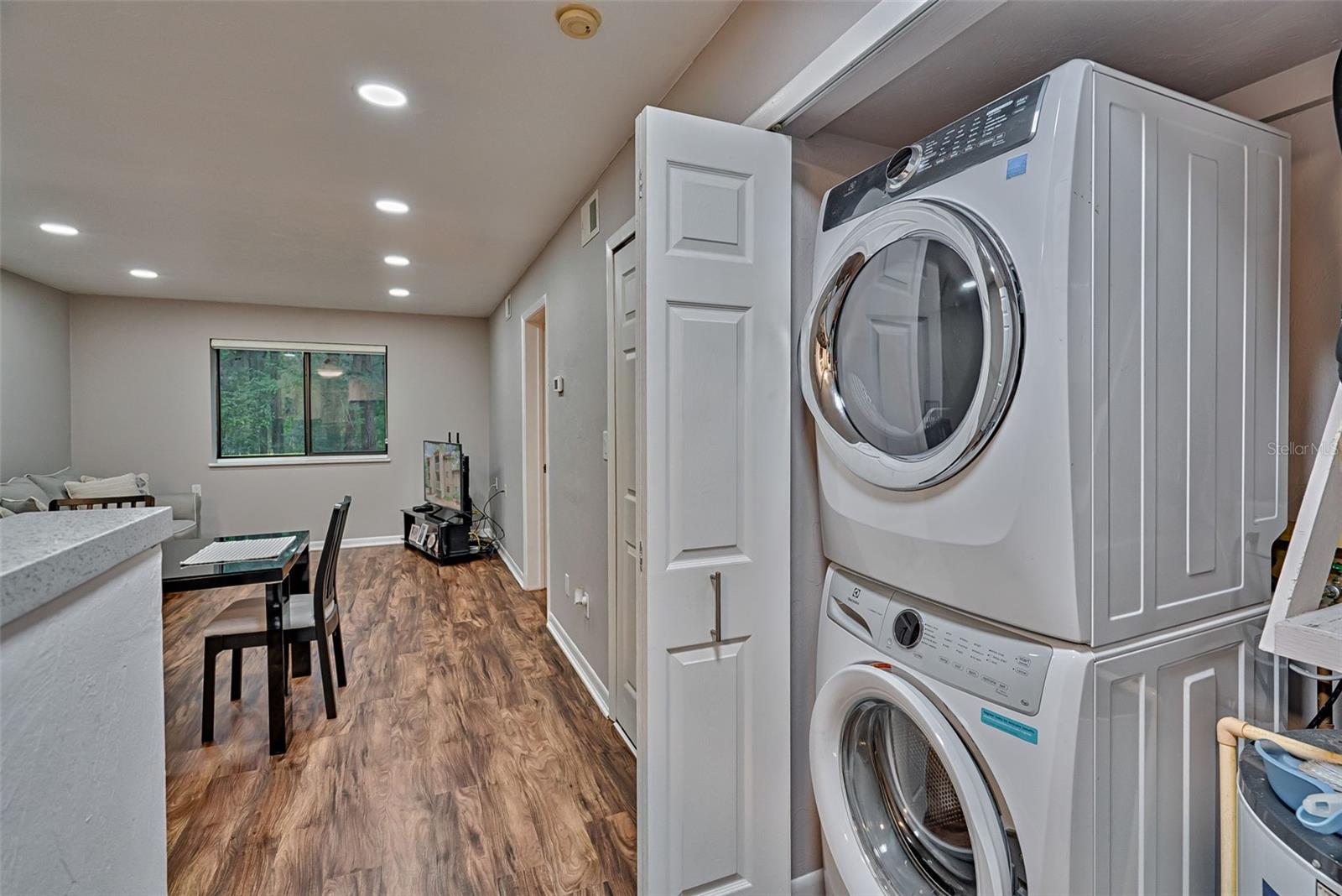 Image 11 of 21 For 105 16th Avenue N103