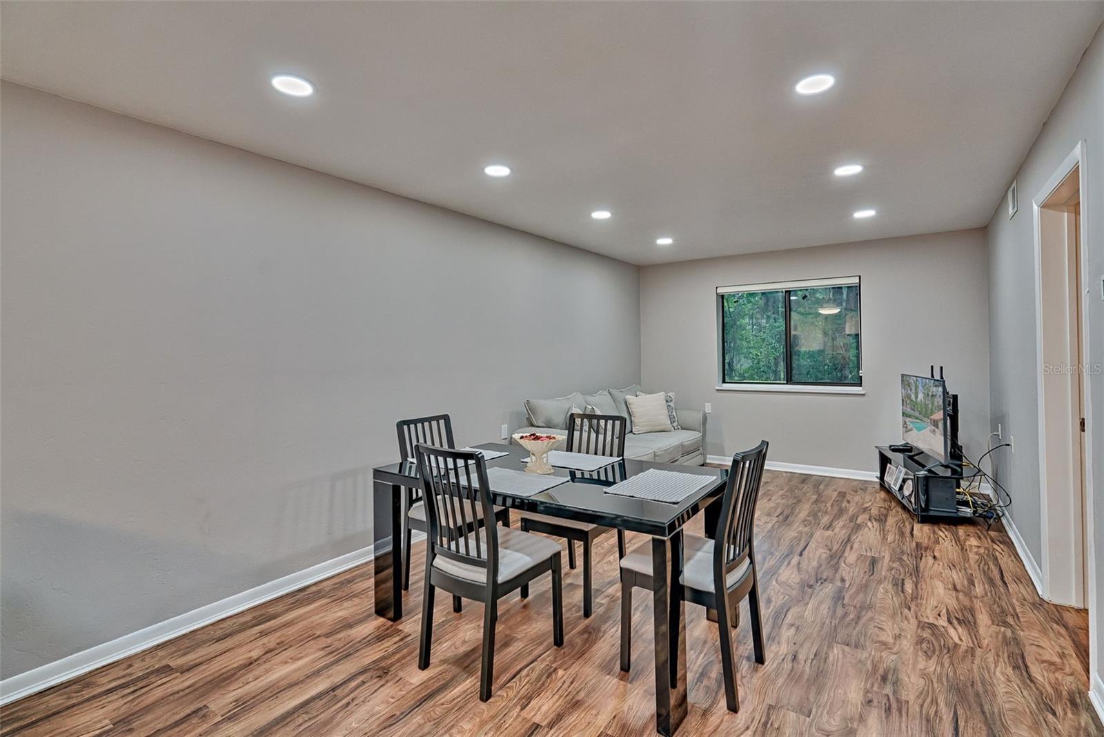 Image 7 of 21 For 105 16th Avenue N103