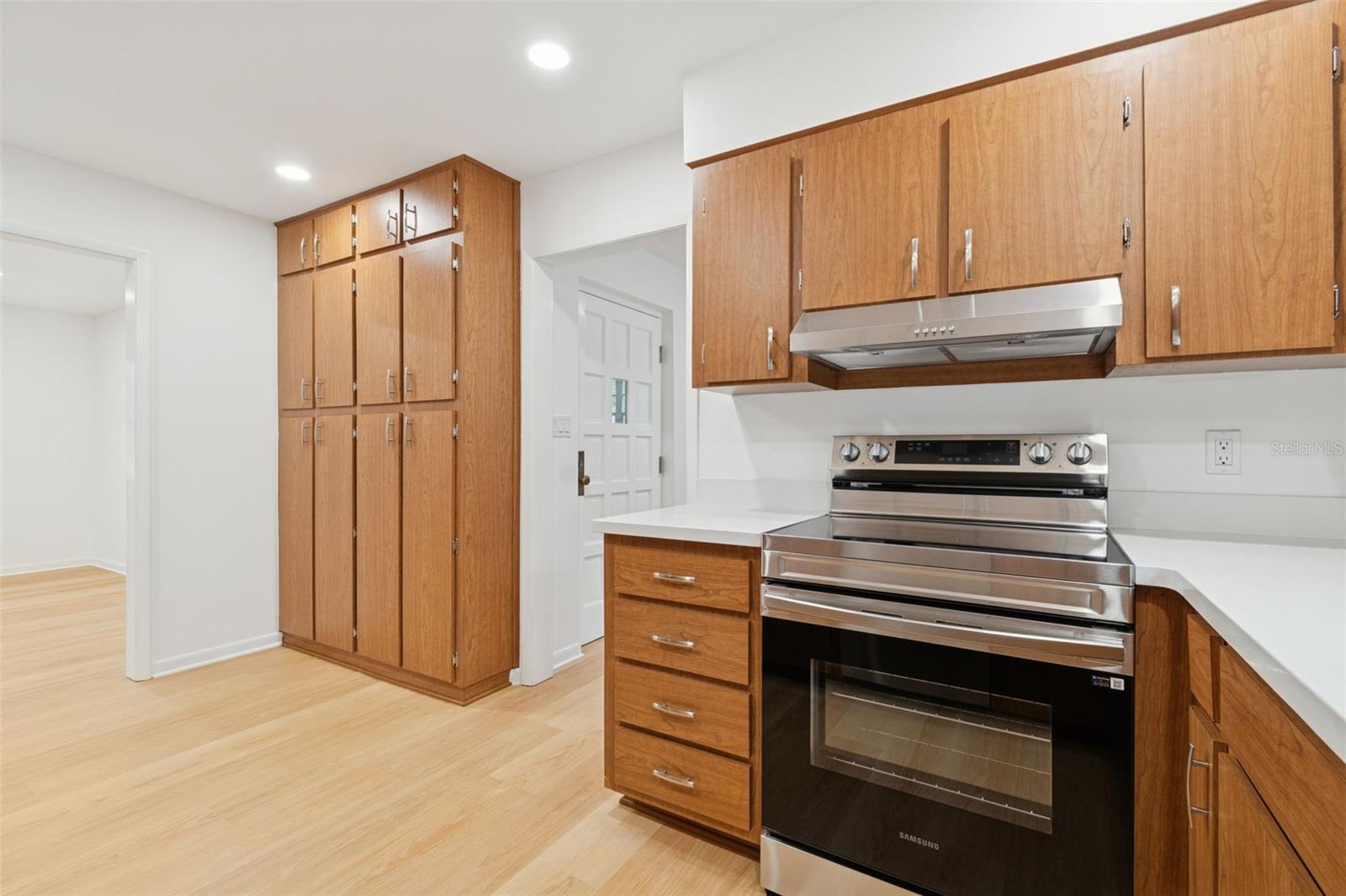 Image 11 of 28 For 7011 170 Street