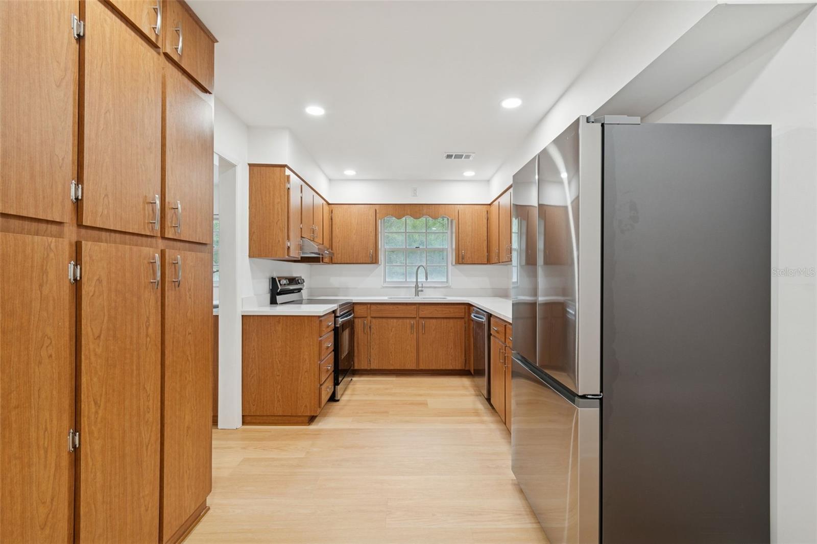 Image 12 of 28 For 7011 170 Street