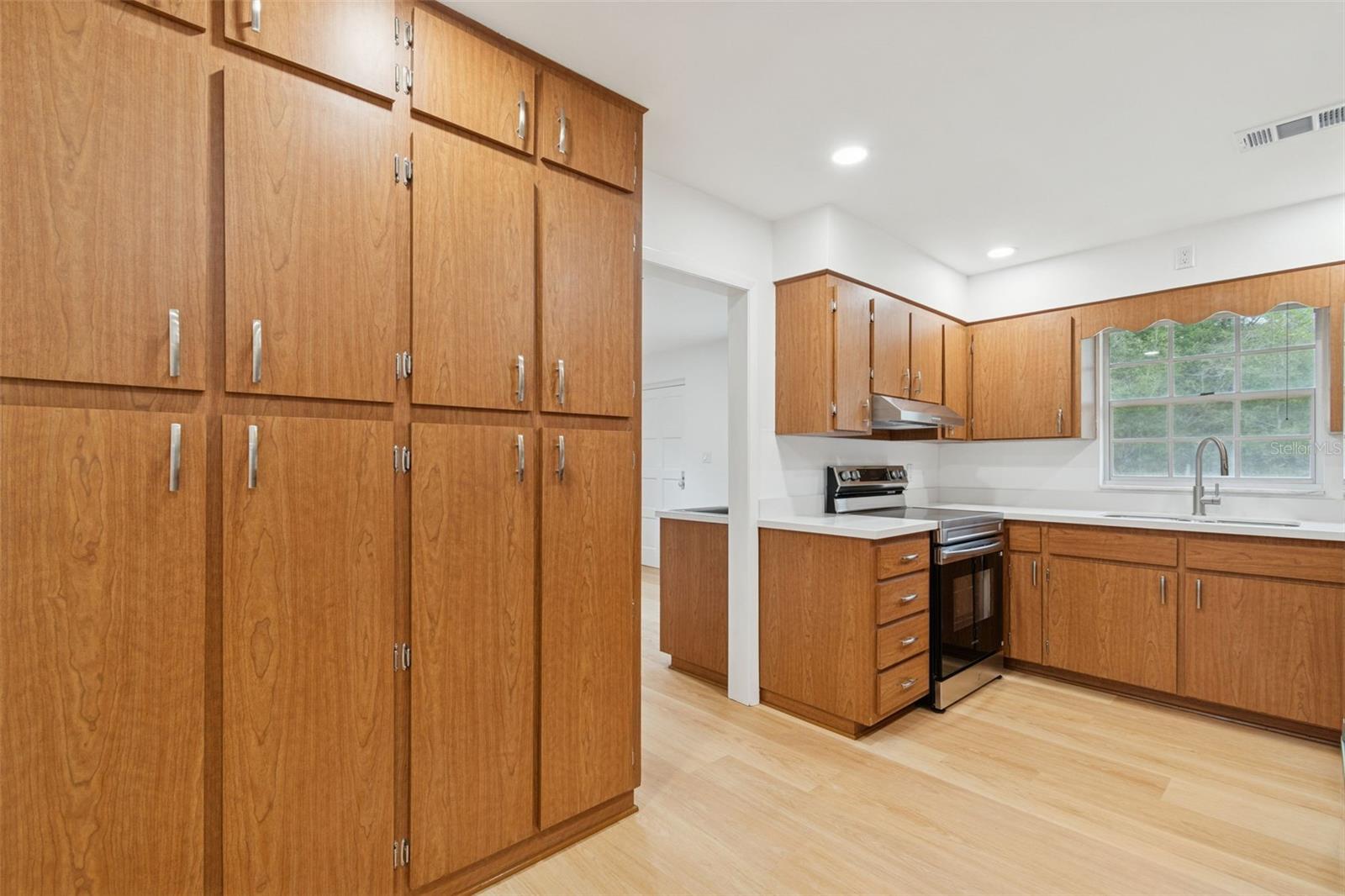 Image 13 of 28 For 7011 170 Street