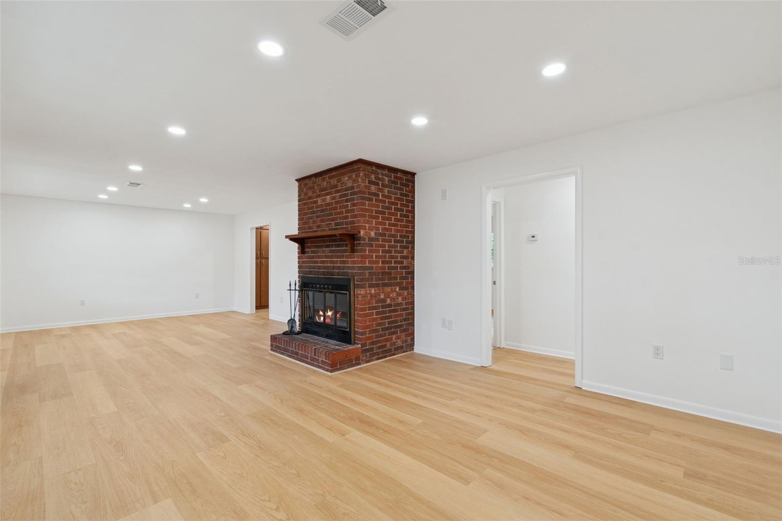 Image 5 of 28 For 7011 170 Street