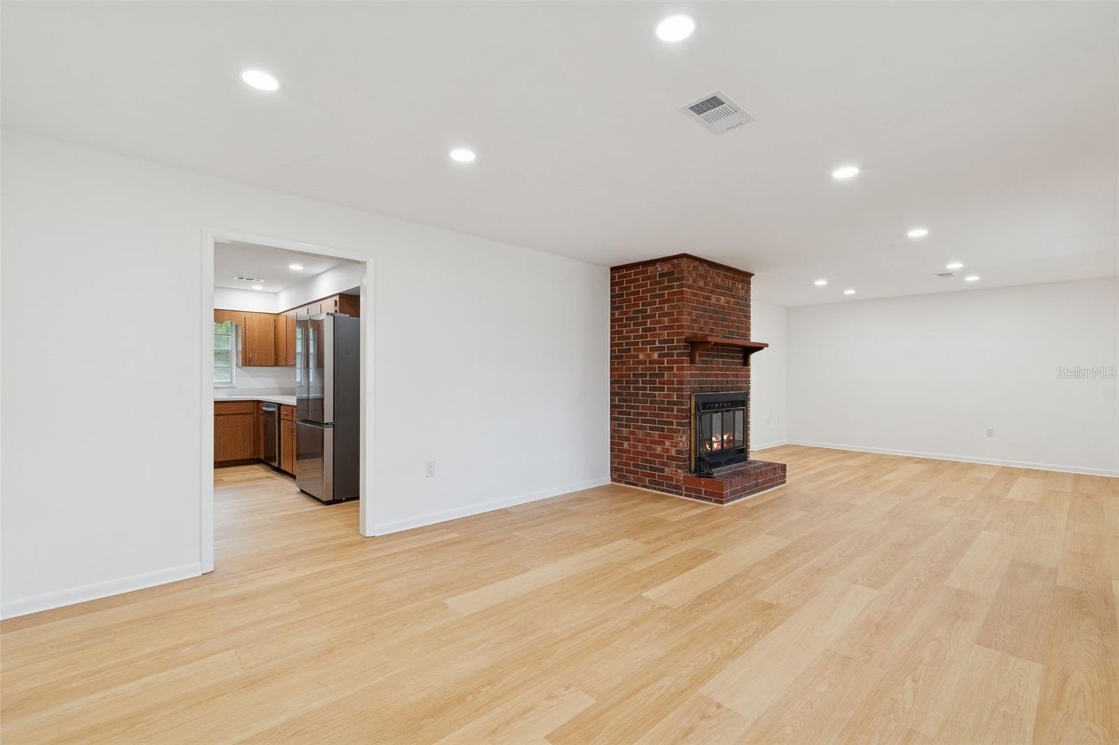 Image 6 of 28 For 7011 170 Street