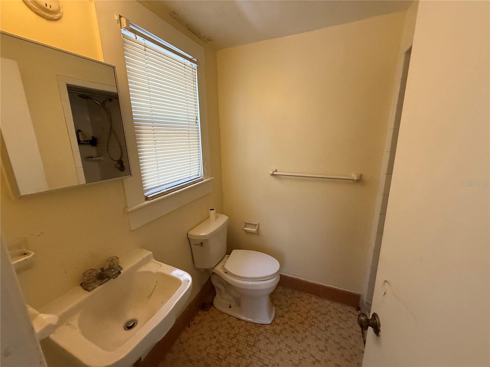 Image 6 of 8 For 824 University Avenue 1