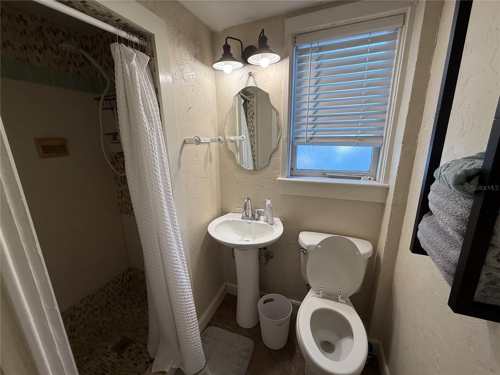 Image 5 of 6 For 824 University Avenue B