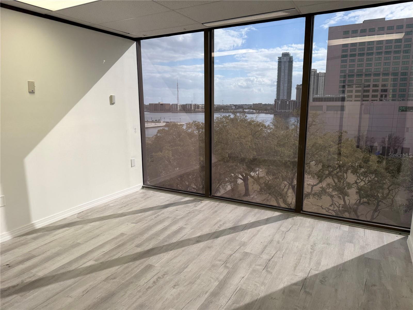 Image 6 of 12 For 233 Bay Street 606