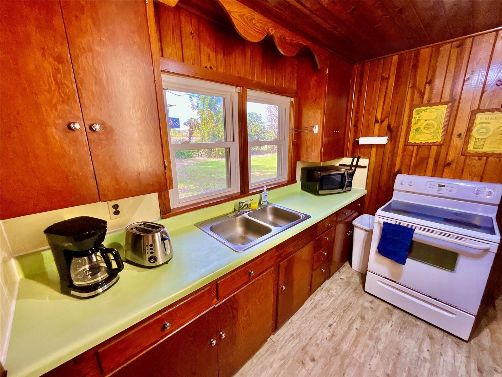 Image 13 of 54 For 106 Sunnyside Beach Road