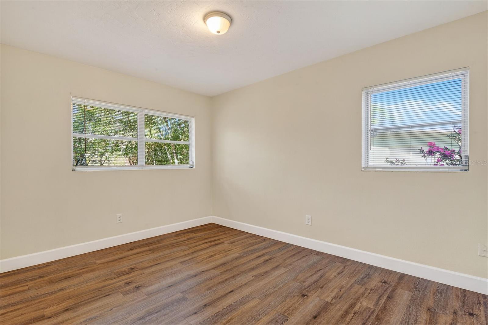 Listing photo id 11 for 2200 16th Terrace