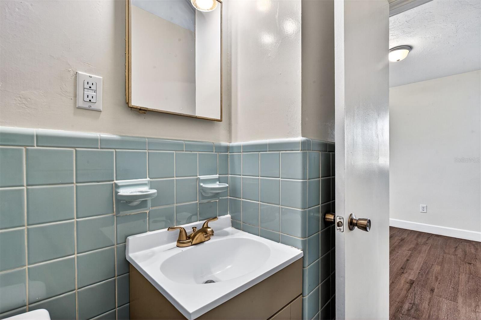 Listing photo id 13 for 2200 16th Terrace