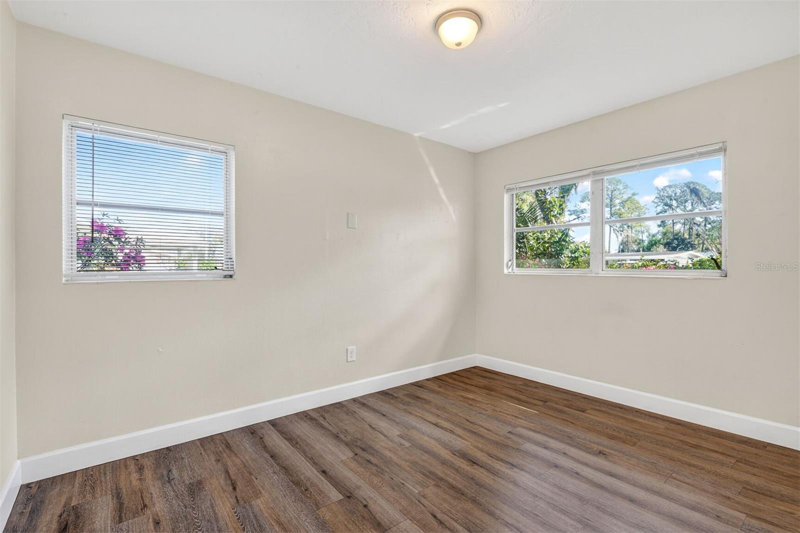 Listing photo id 14 for 2200 16th Terrace