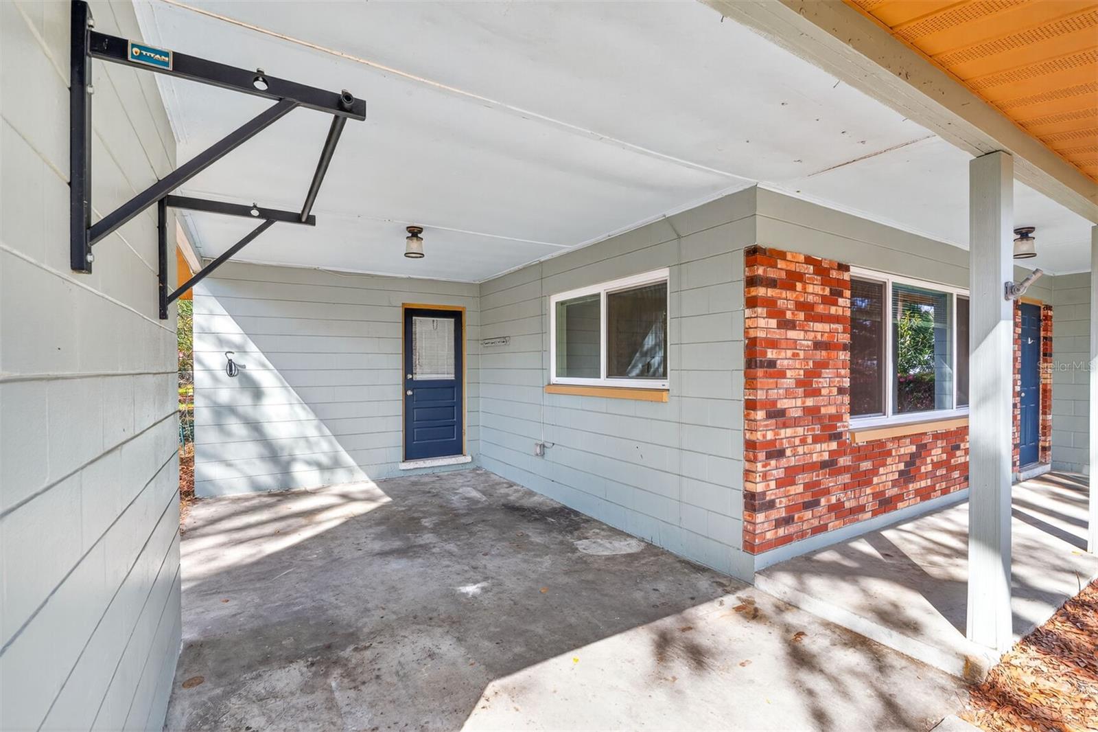 Listing photo id 2 for 2200 16th Terrace