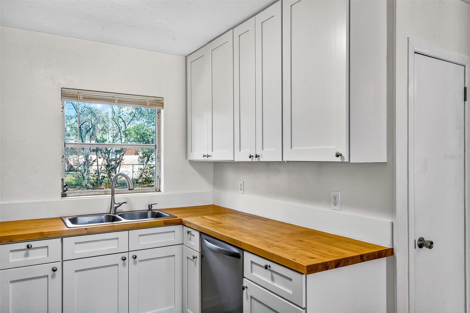 Listing photo id 7 for 2200 16th Terrace