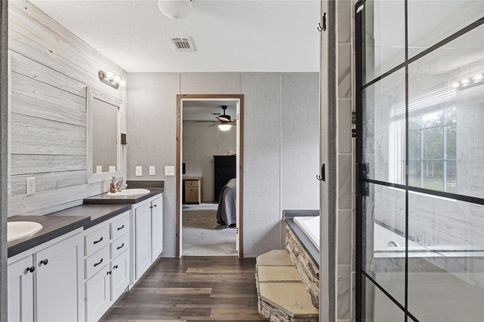 Listing photo id 9 for 710 Scout Glen