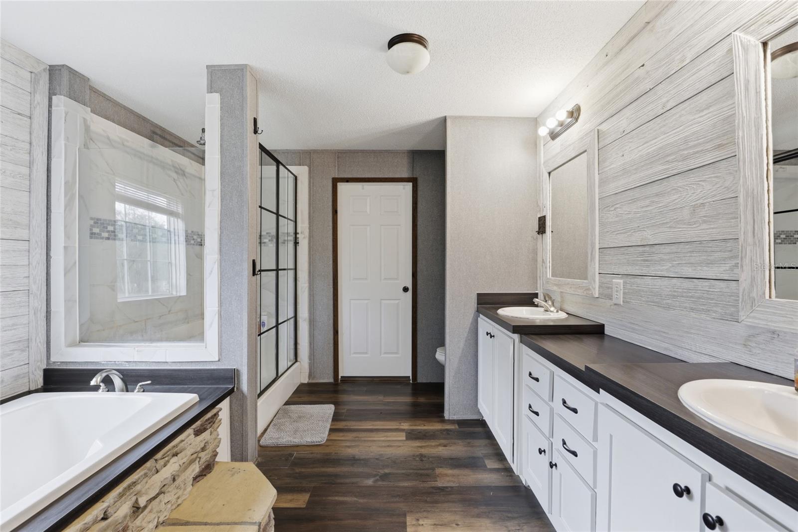 Listing photo id 10 for 710 Scout Glen