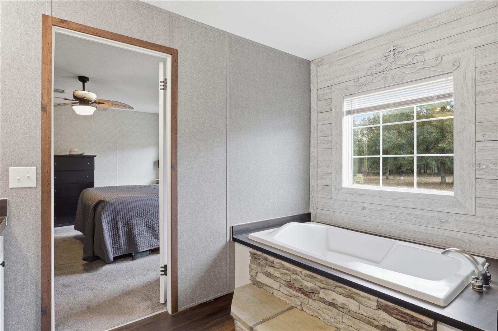 Listing photo id 11 for 710 Scout Glen