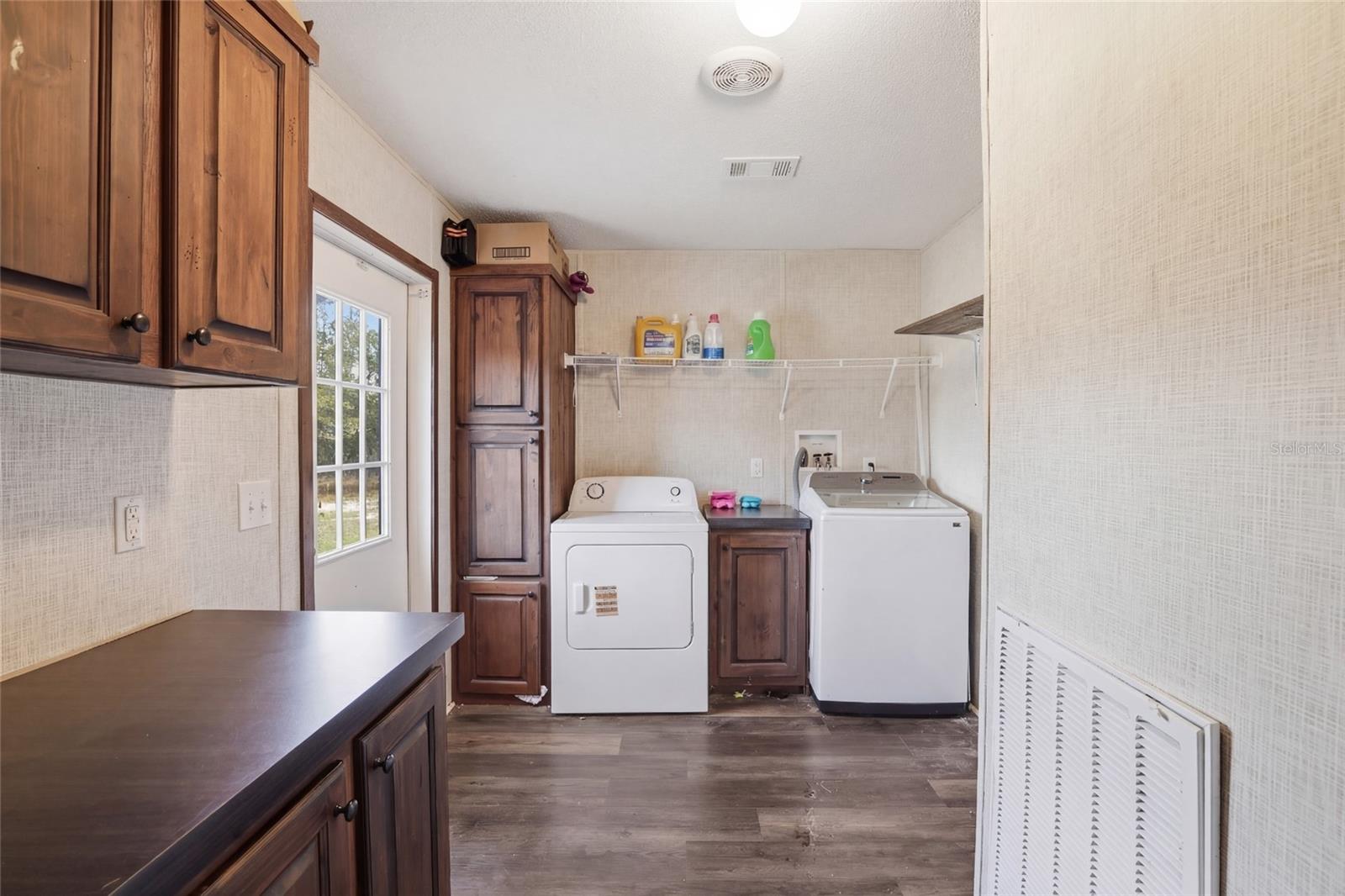 Listing photo id 15 for 710 Scout Glen