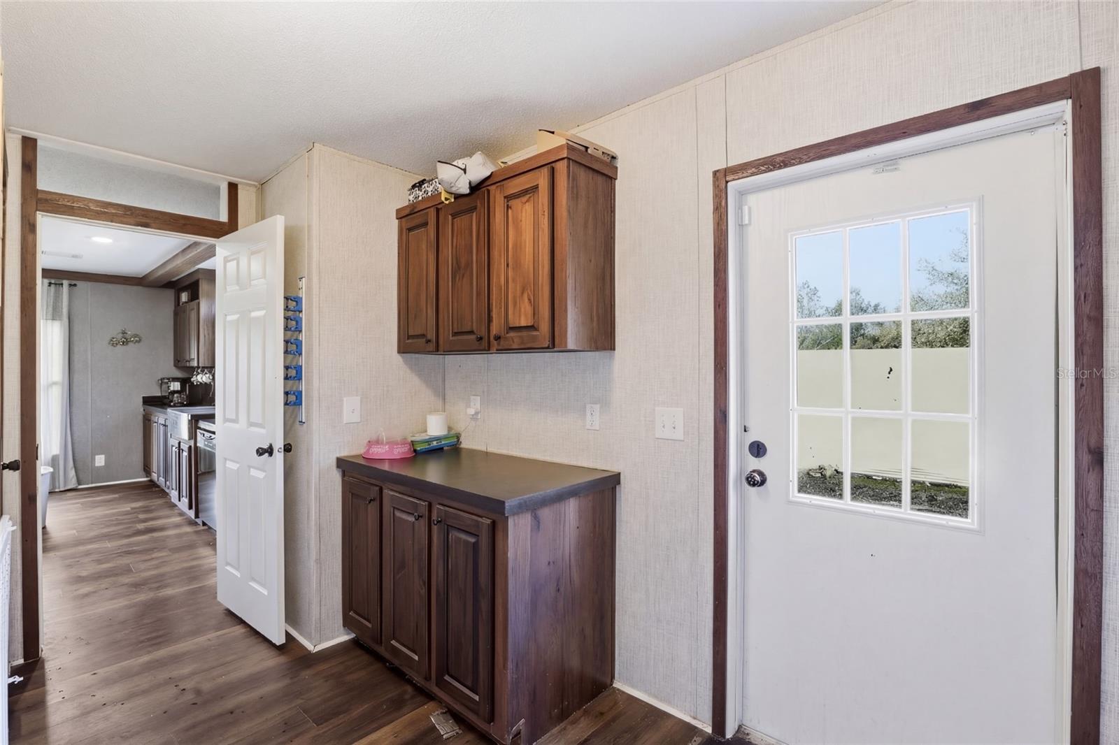 Listing photo id 16 for 710 Scout Glen