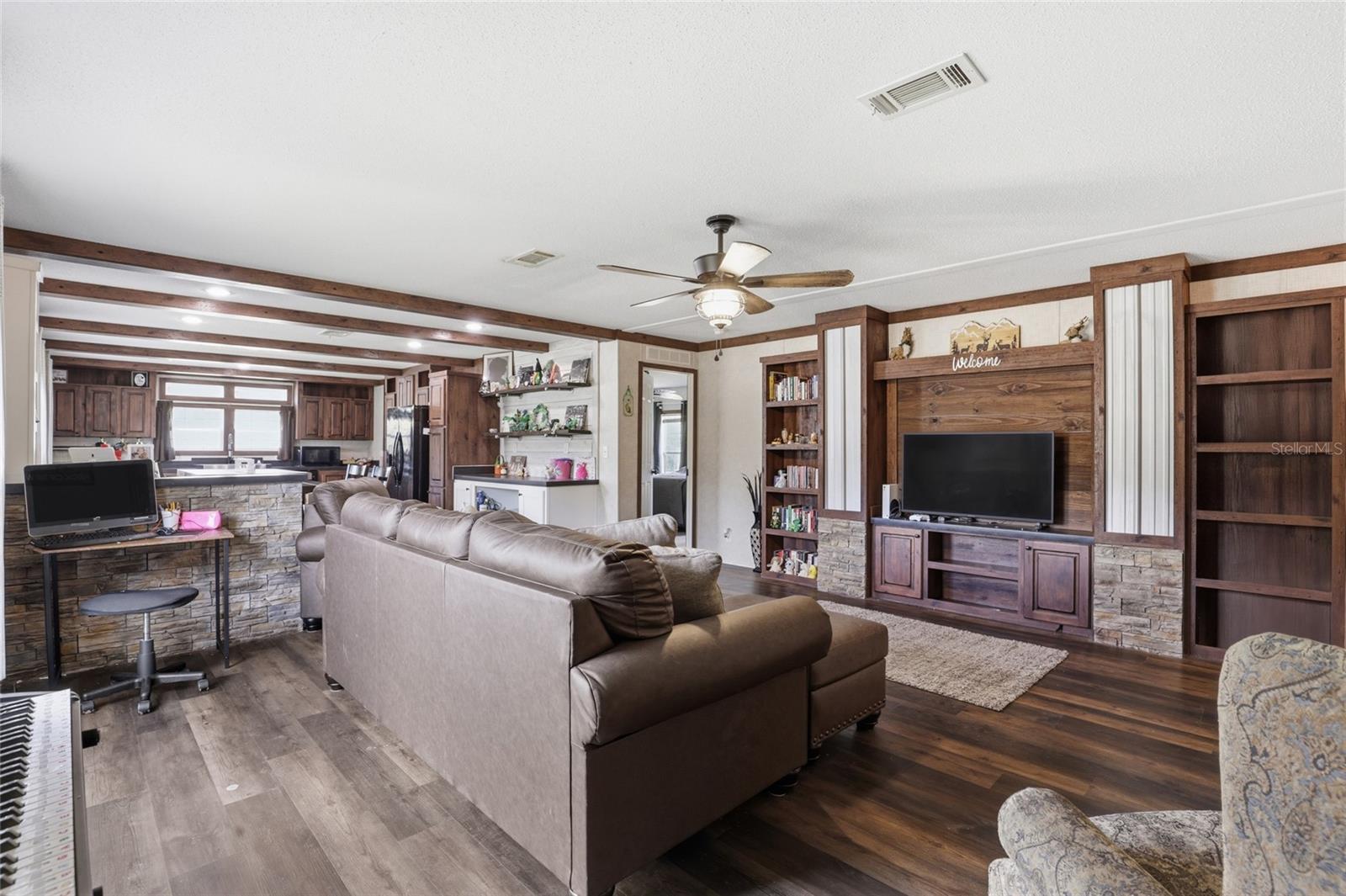 Listing photo id 0 for 710 Scout Glen