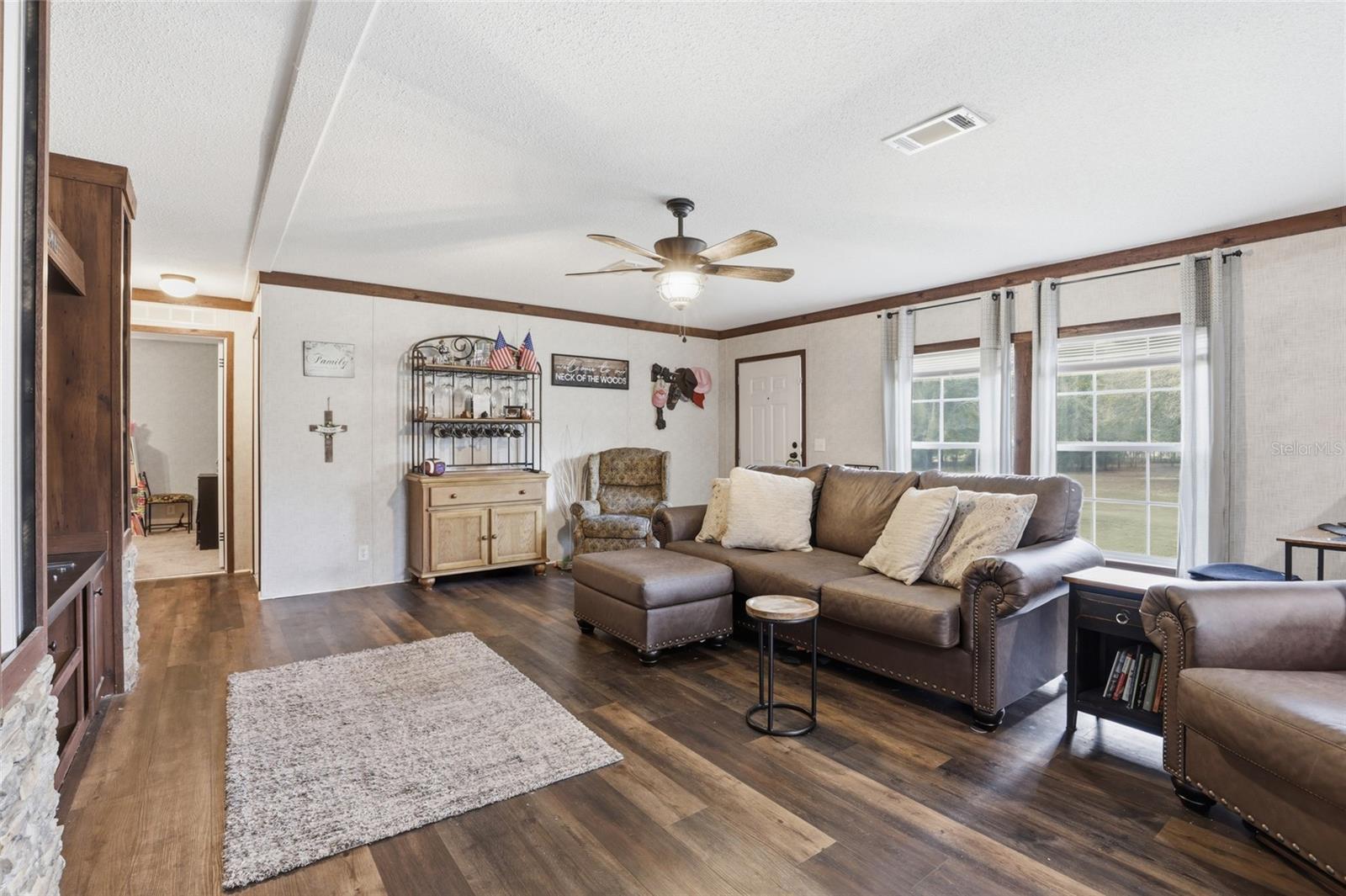 Listing photo id 1 for 710 Scout Glen