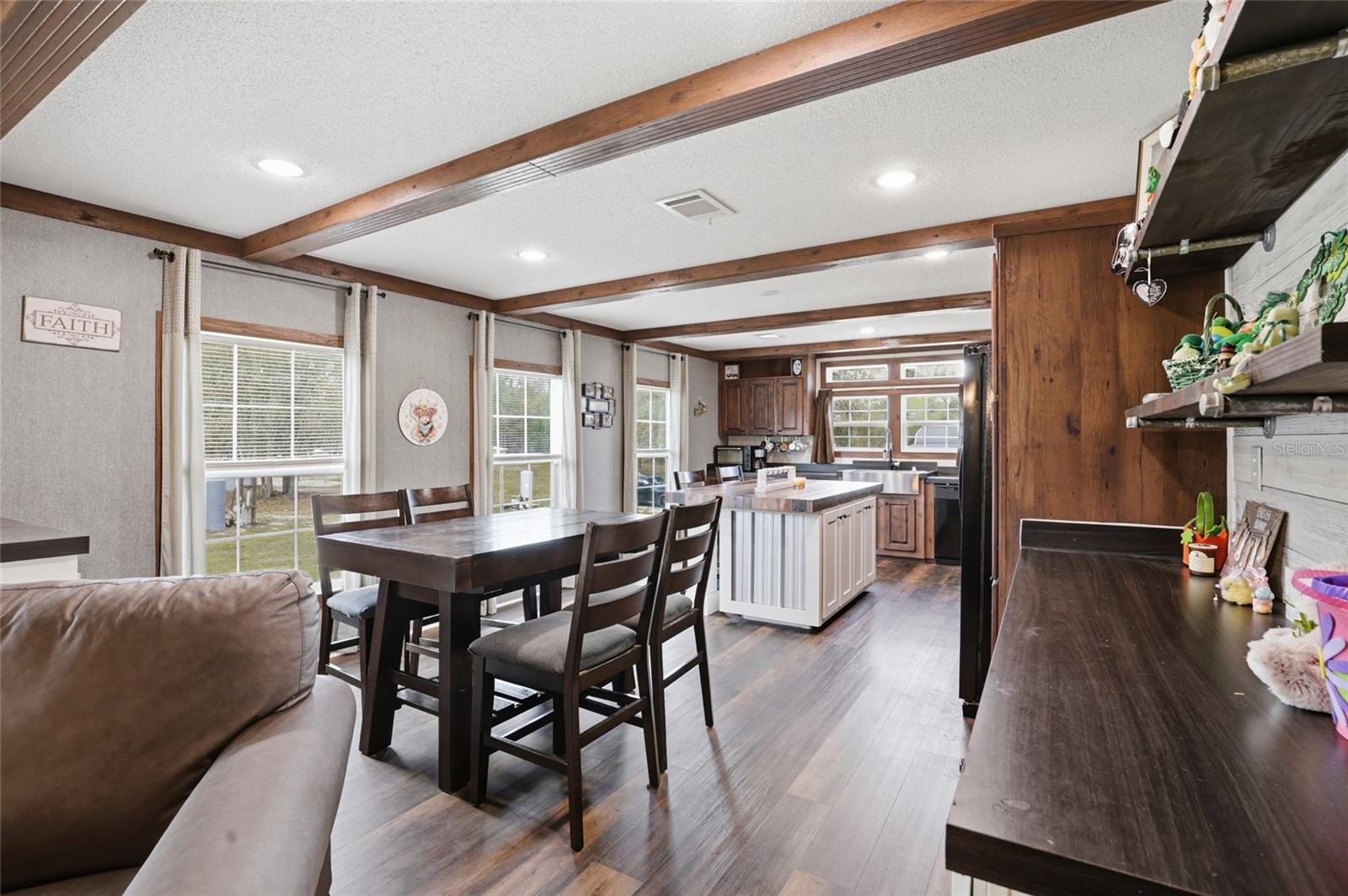 Listing photo id 3 for 710 Scout Glen