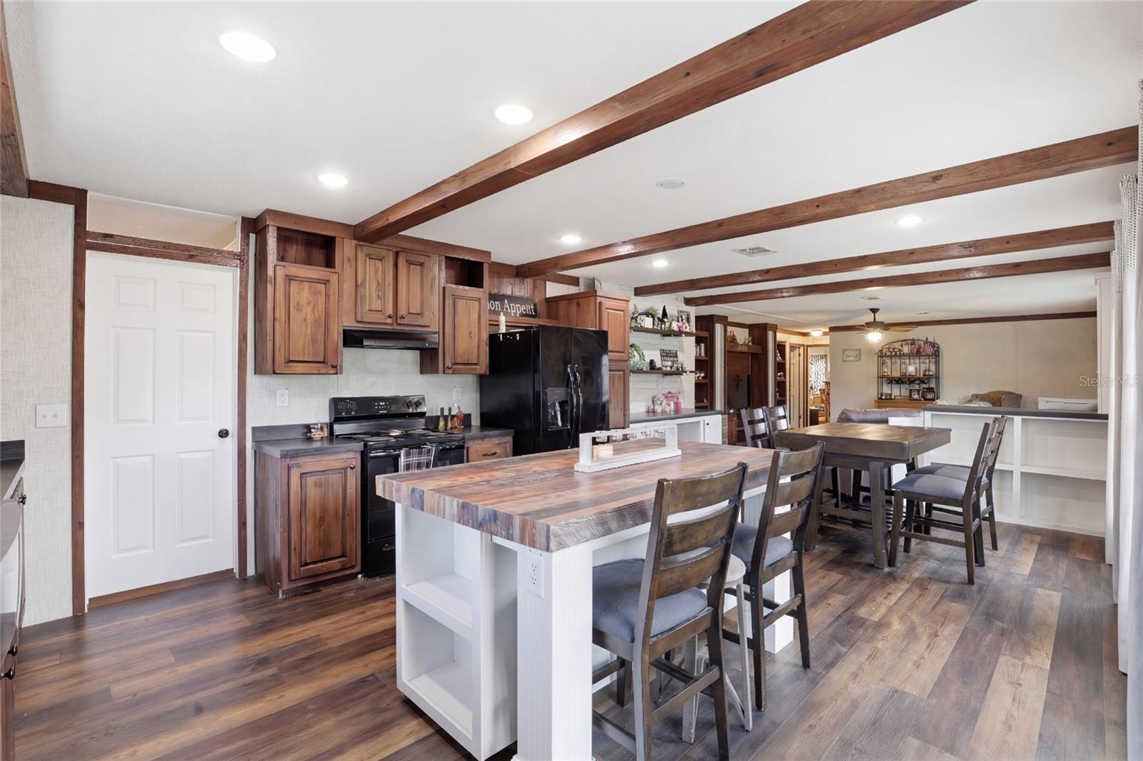 Listing photo id 5 for 710 Scout Glen