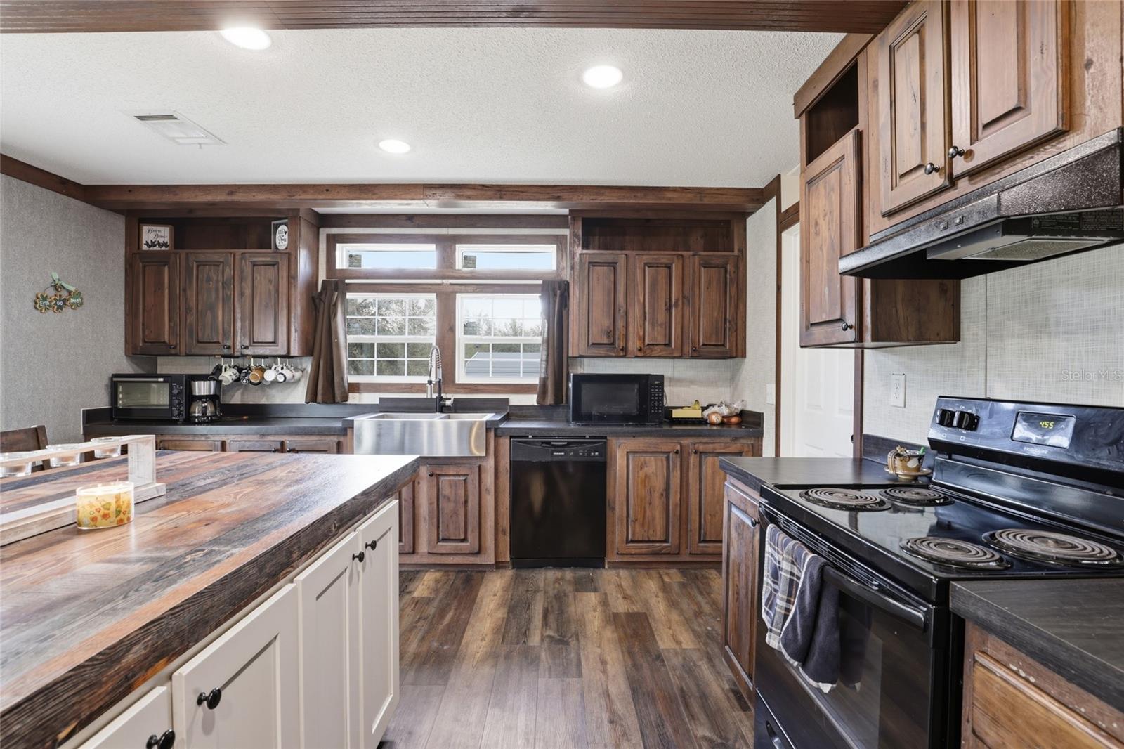 Listing photo id 6 for 710 Scout Glen