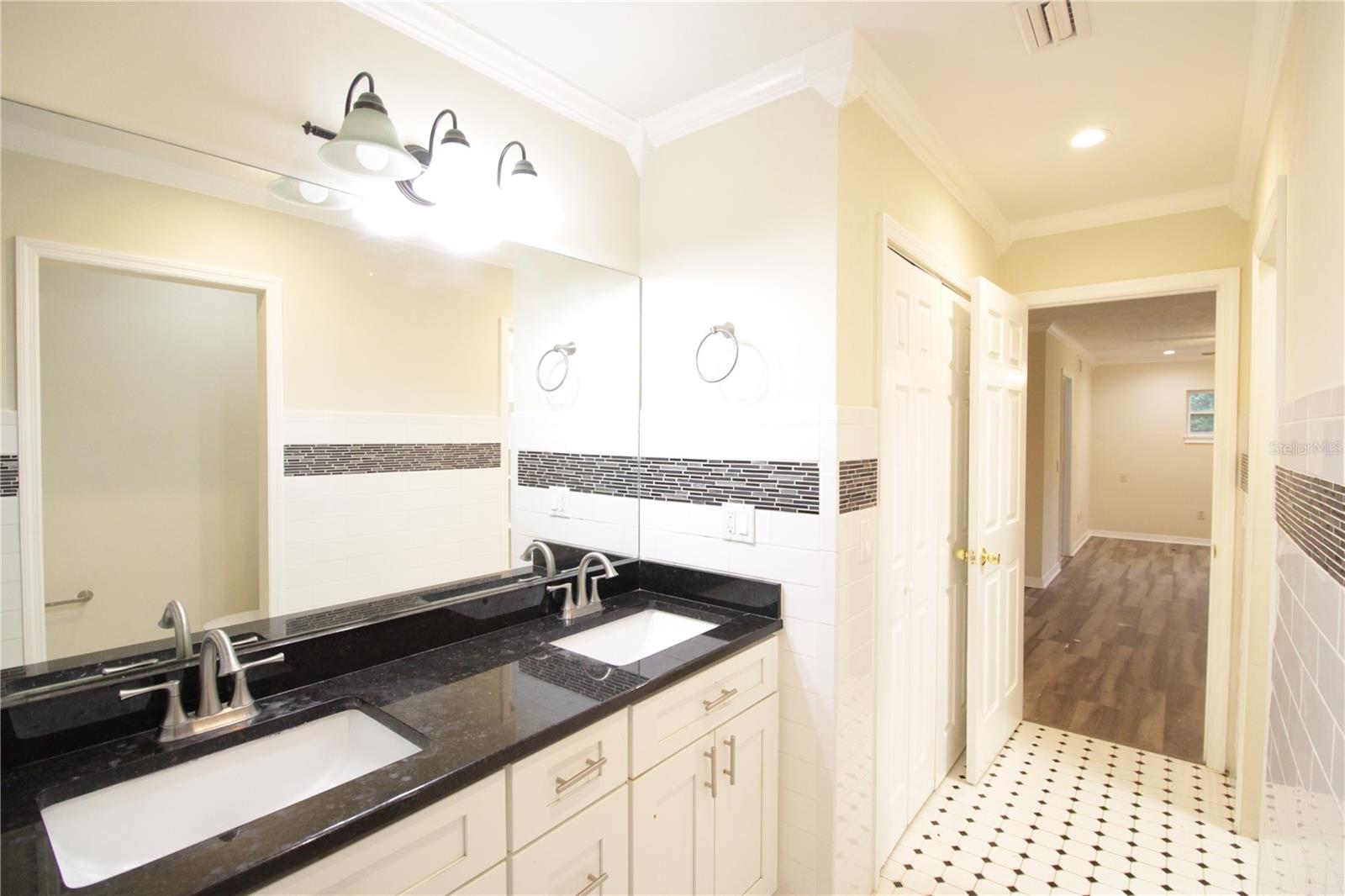 Image 24 of 25 For 10907 24th Avenue