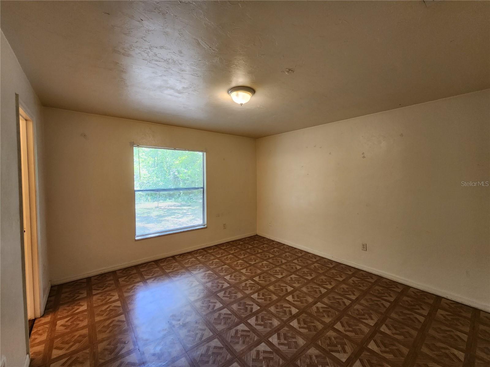 Image 19 of 25 For 4021 37 Street C