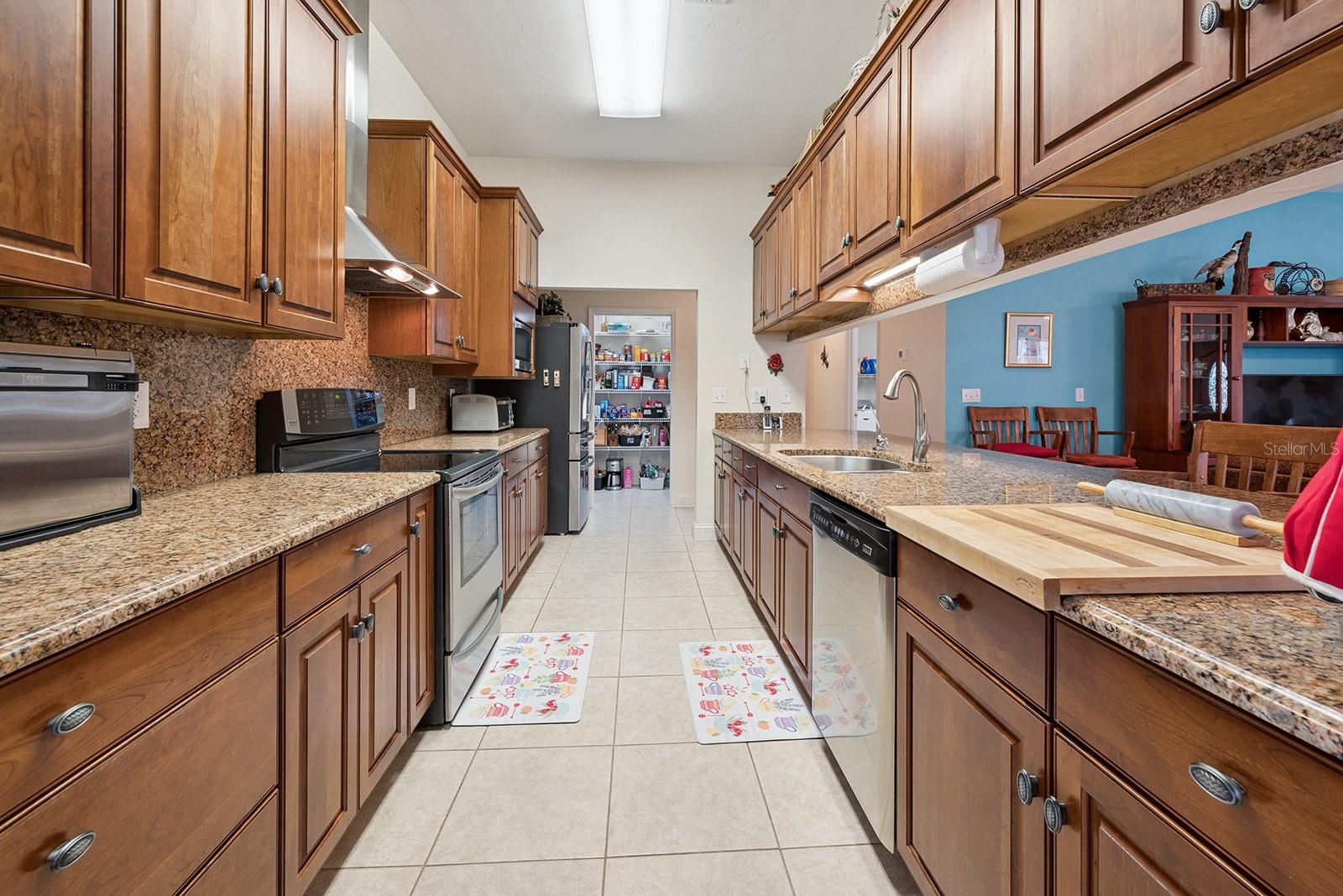 Listing photo id 31 for 498 Manatee Terrace