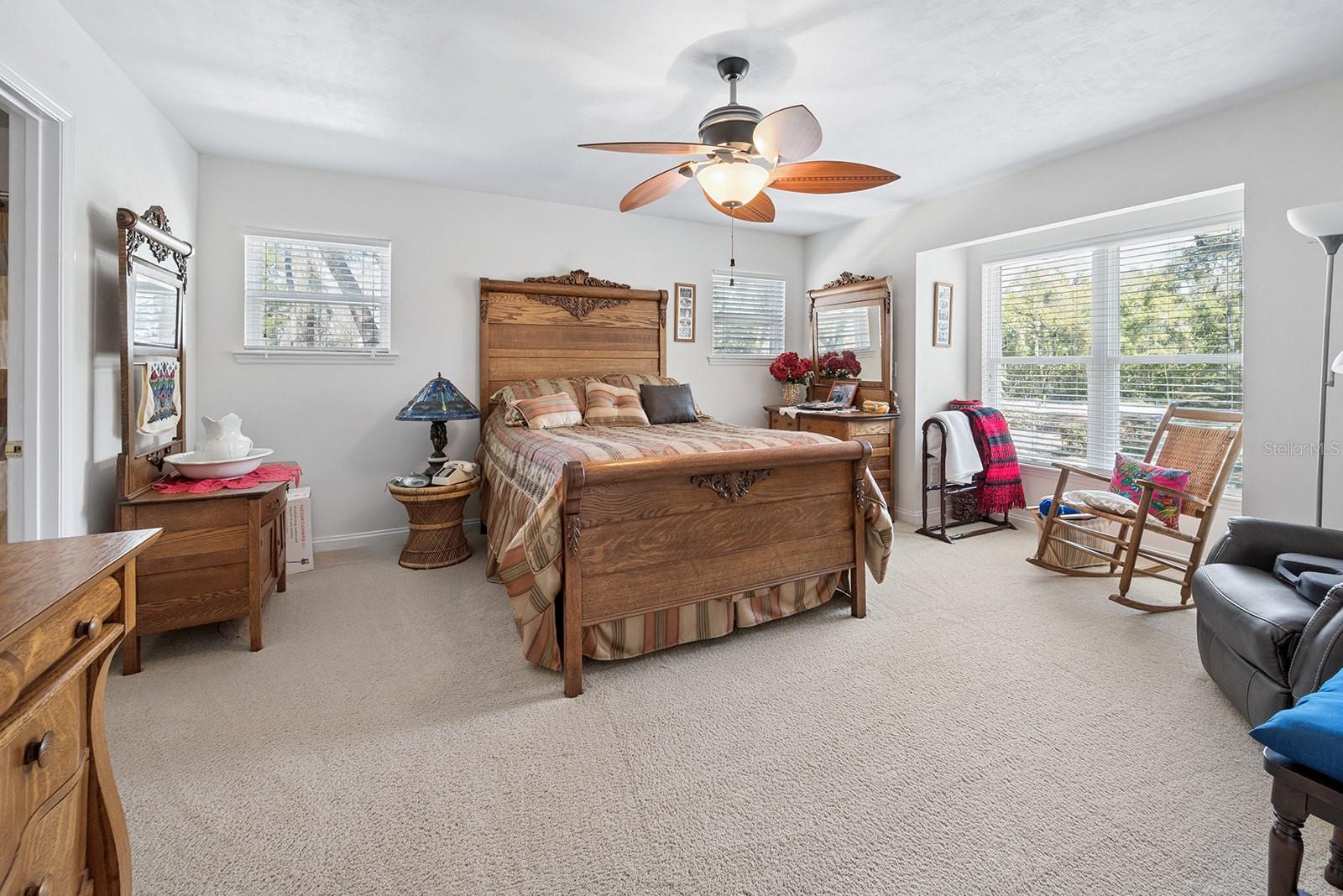 Listing photo id 34 for 498 Manatee Terrace