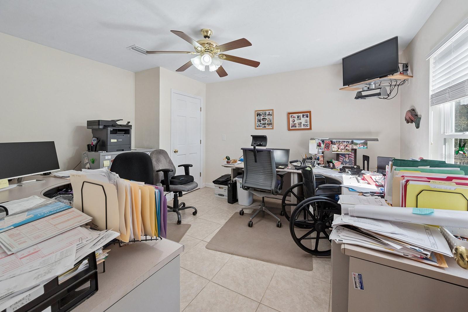 Listing photo id 45 for 498 Manatee Terrace