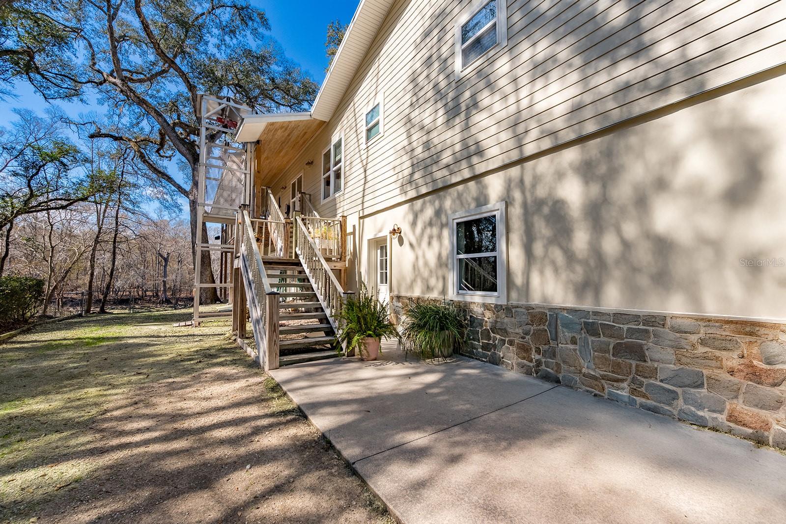 Listing photo id 5 for 498 Manatee Terrace