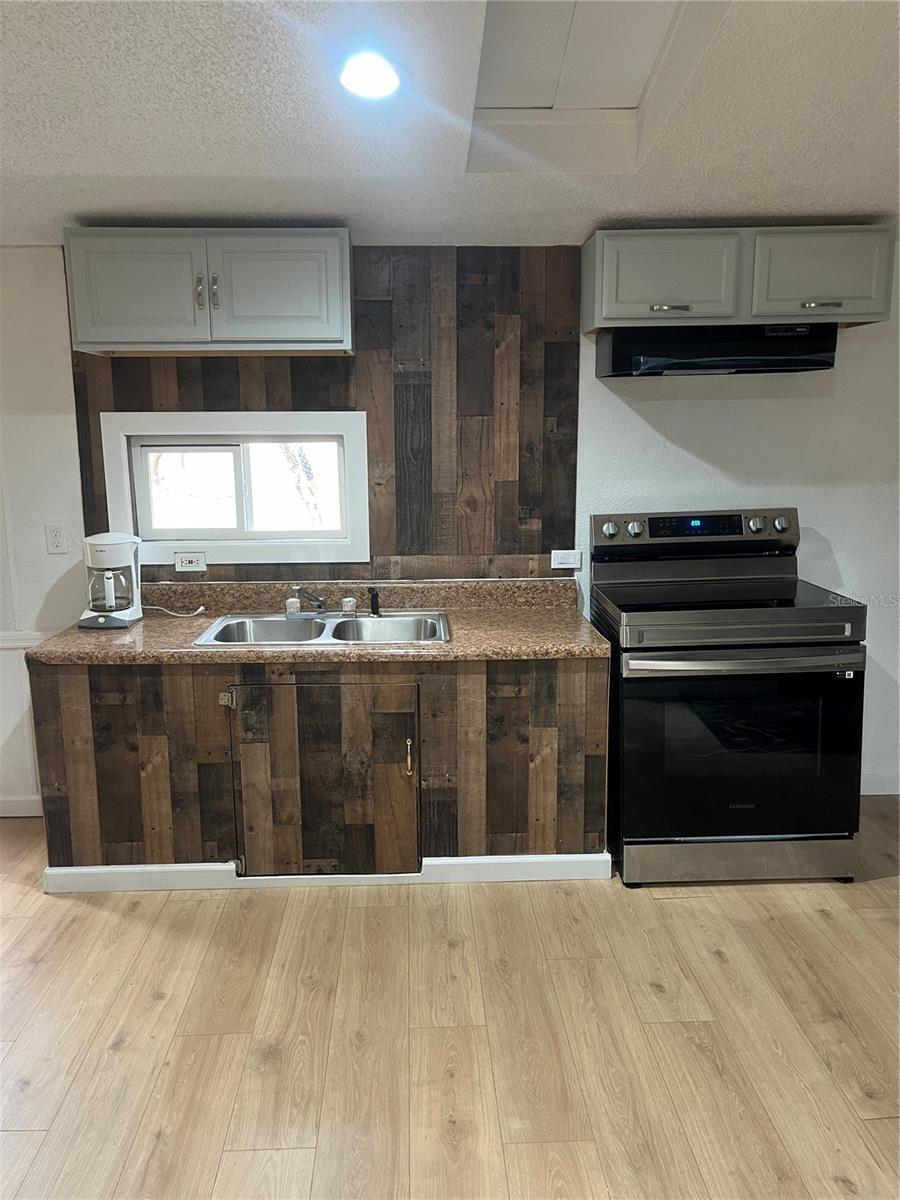 Image 7 of 28 For 10330 90th Street