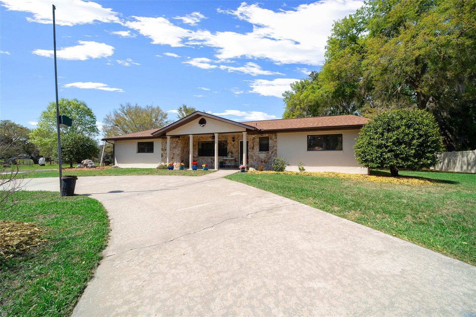 Image 18 of 76 For 9923 Saint Regis Court