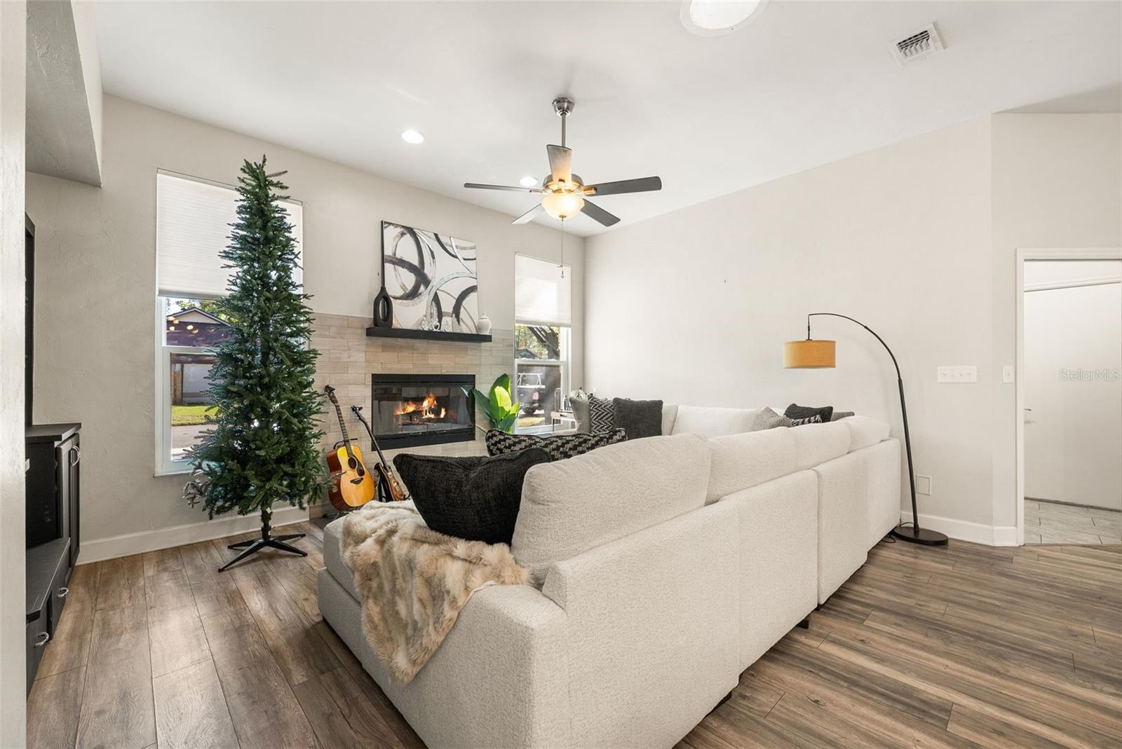 Image 4 of 34 For 945 82nd Terrace