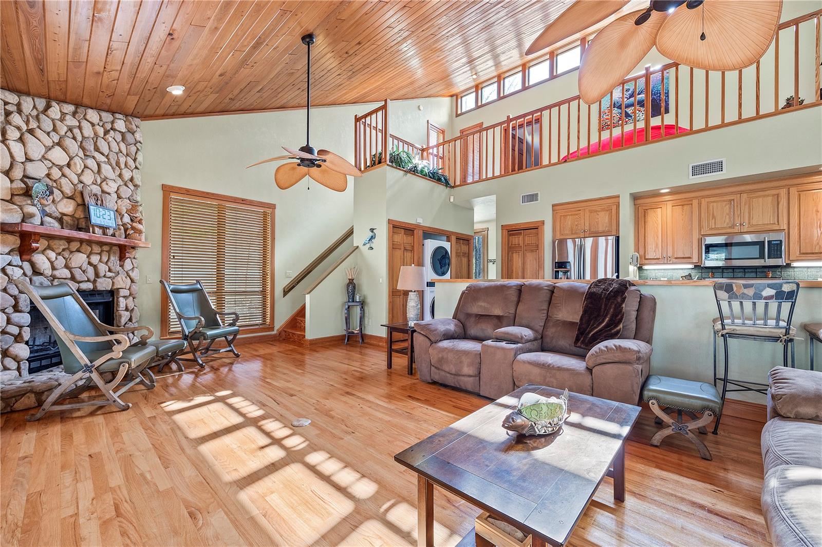 Listing photo id 10 for 1376 Riverside Avenue