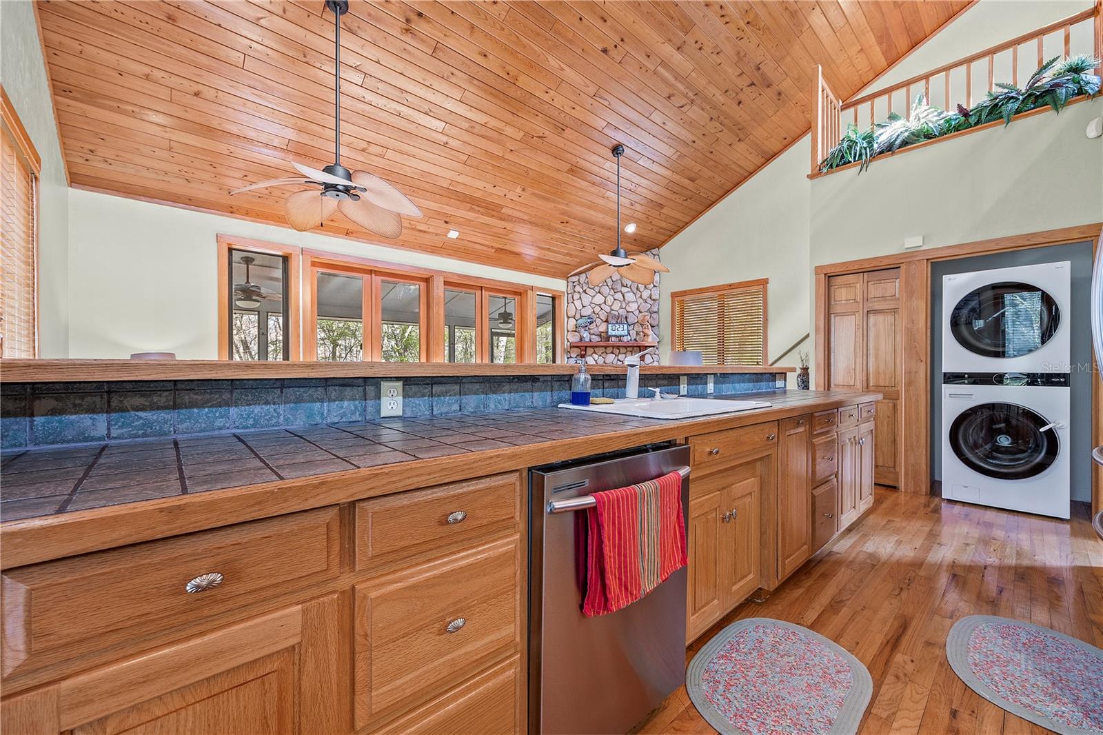 Listing photo id 13 for 1376 Riverside Avenue