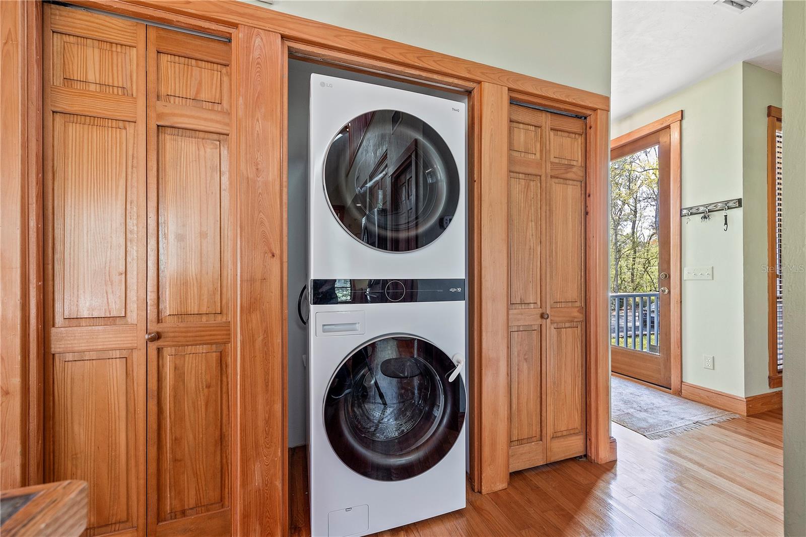 Listing photo id 14 for 1376 Riverside Avenue