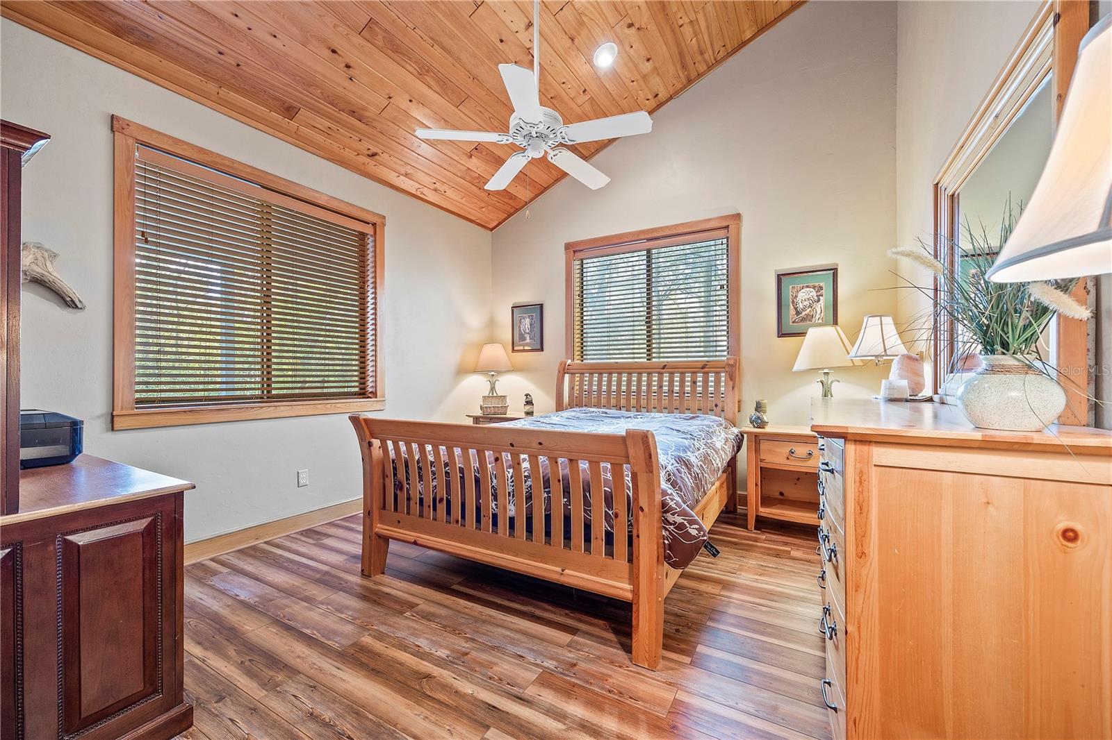 Listing photo id 15 for 1376 Riverside Avenue