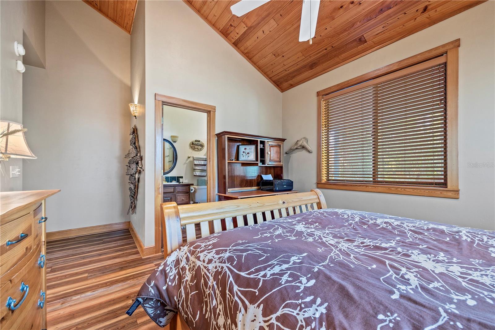 Listing photo id 16 for 1376 Riverside Avenue