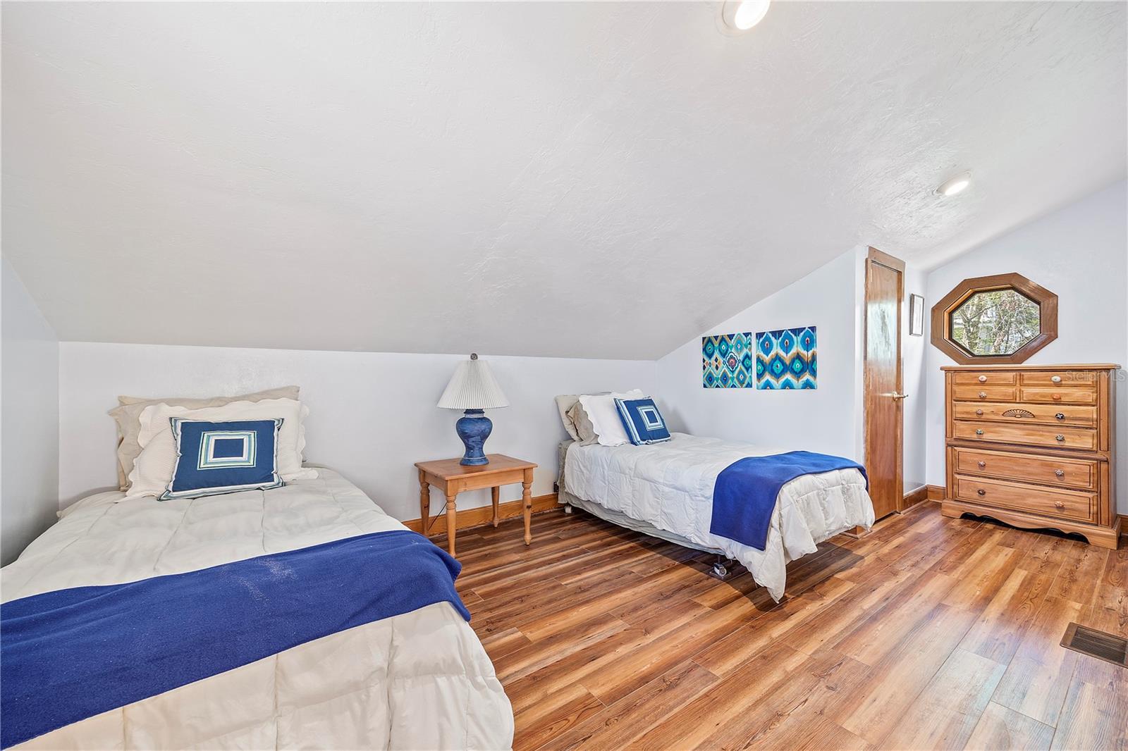 Listing photo id 20 for 1376 Riverside Avenue