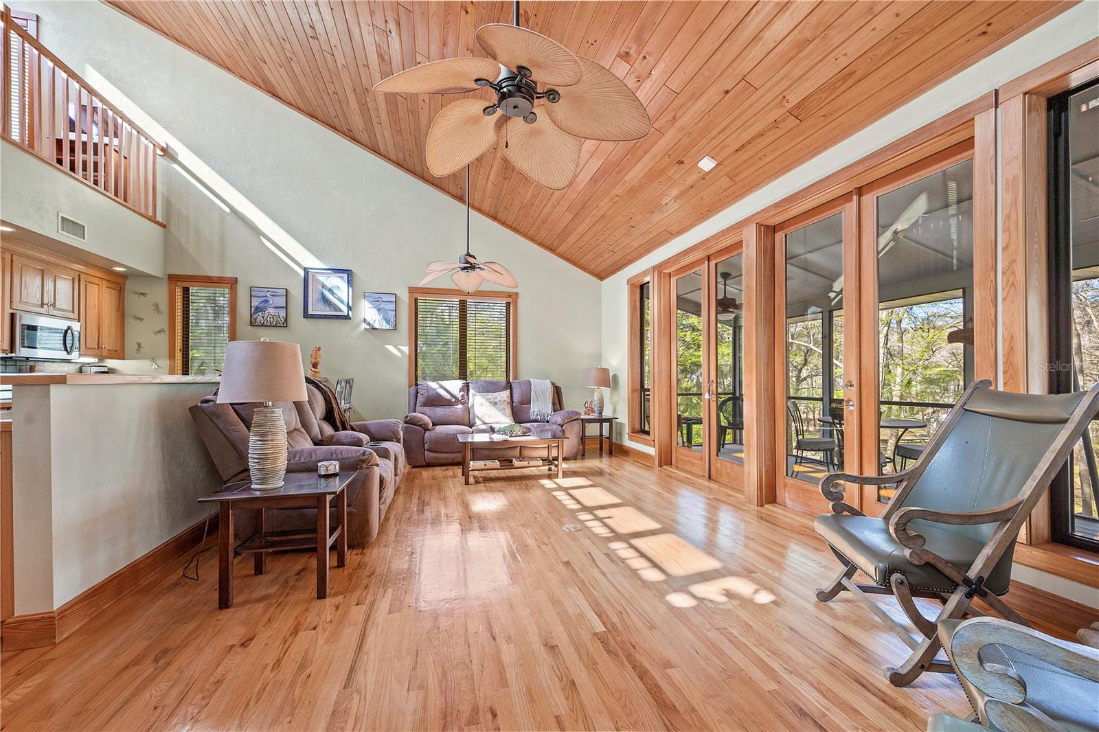 Listing photo id 4 for 1376 Riverside Avenue