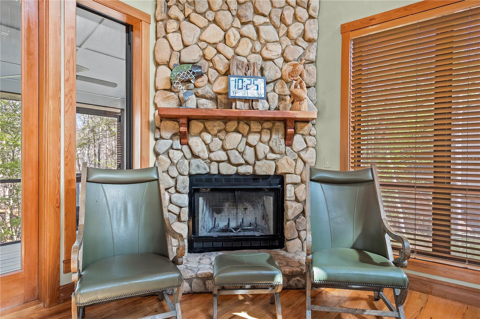 Listing photo id 6 for 1376 Riverside Avenue