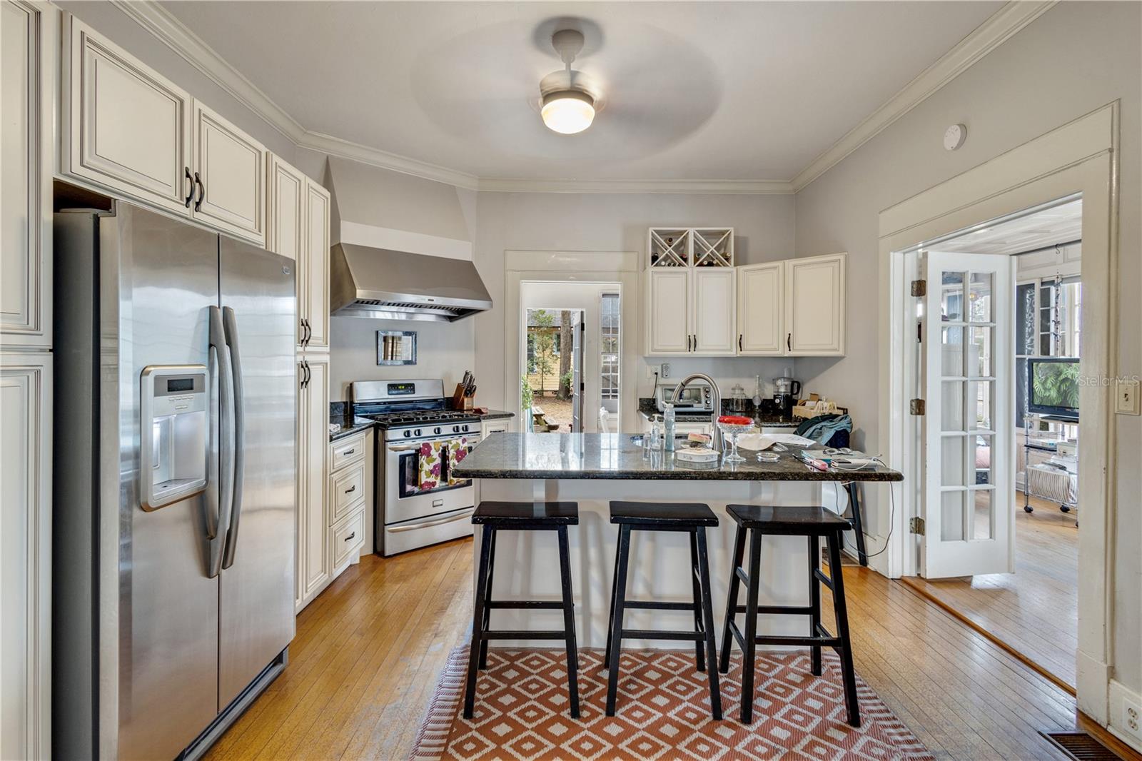 Image 6 of 14 For 824 University Avenue