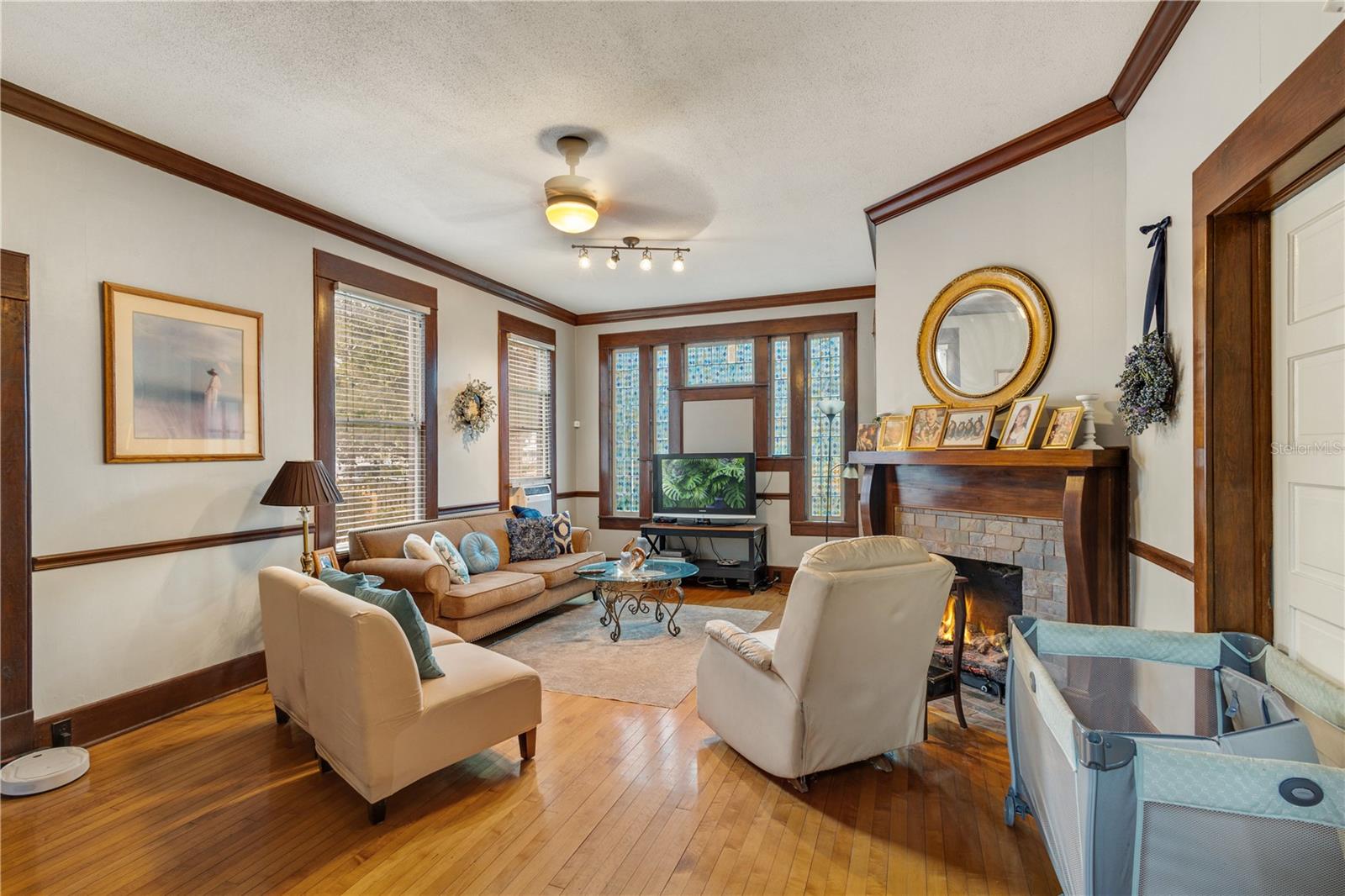 Image 8 of 14 For 824 University Avenue