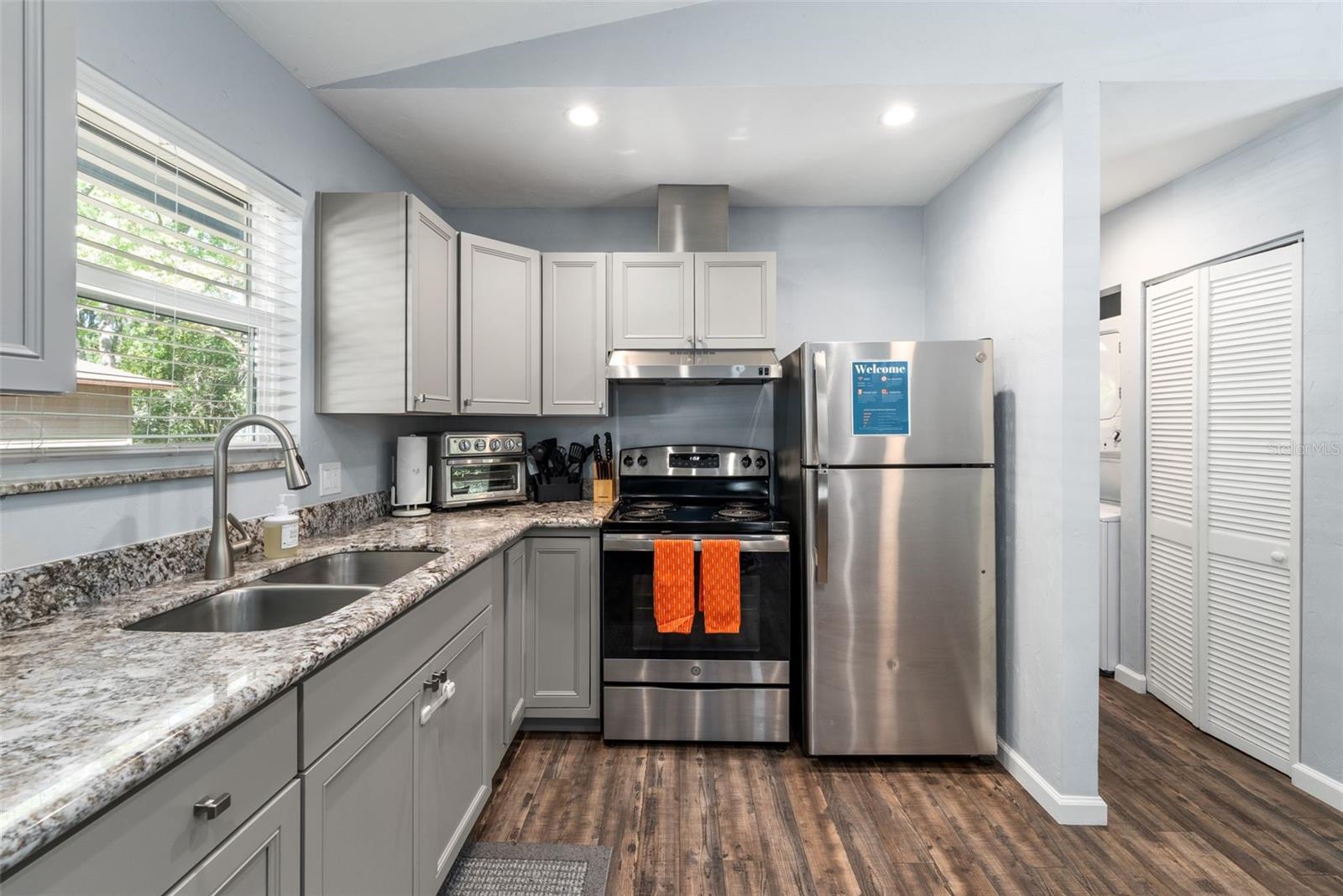 Image 10 of 34 For 2256 University Avenue