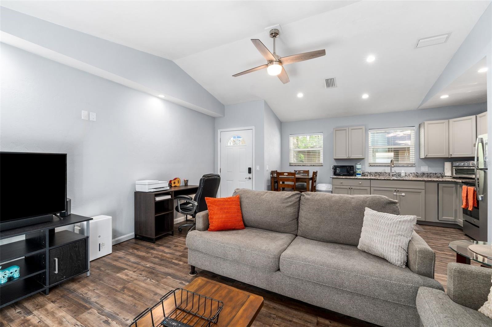 Image 4 of 34 For 2256 University Avenue