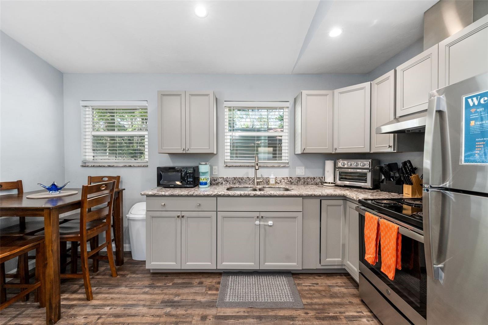 Image 9 of 34 For 2256 University Avenue