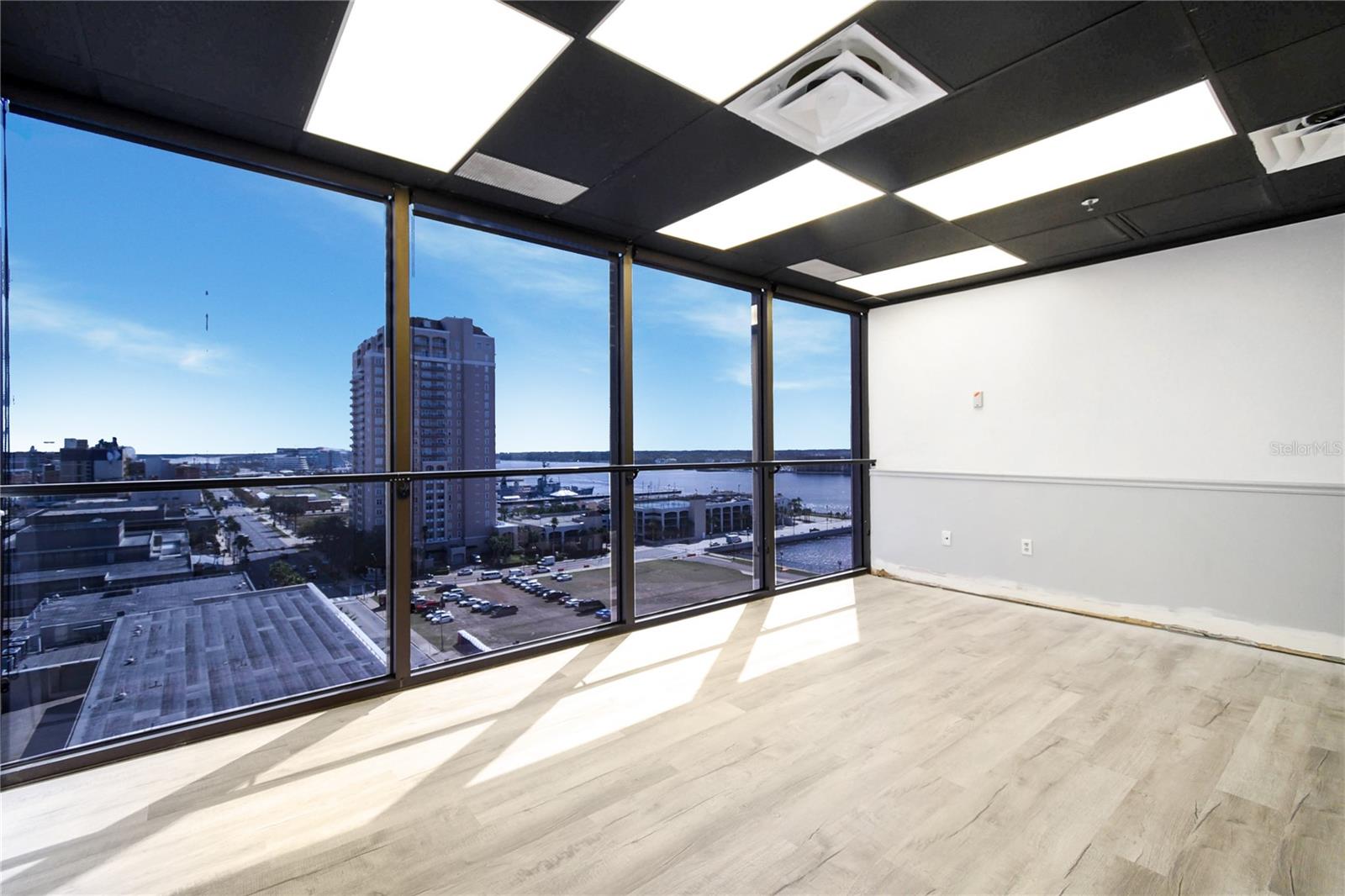 Image 5 of 13 For 233 Bay Street 1101