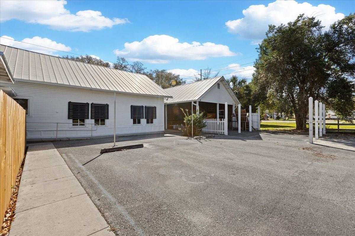 Listing photo id 8 for 115 1st Street